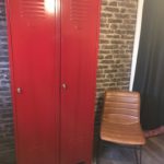 armoire en métal rouge