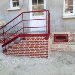 Escalier en métal rouge
