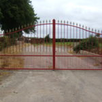 grande grille d'entrée rouge